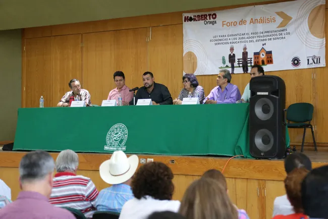 Socializan ley de apoyo a maestros