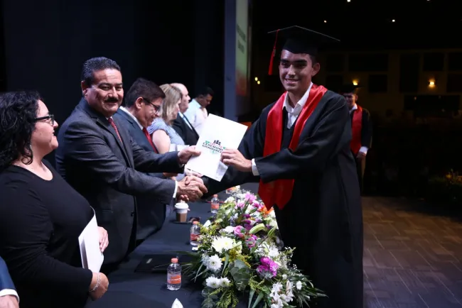 Llama Víctor Guerrero a egresados de preparatoria a seguir preparándose