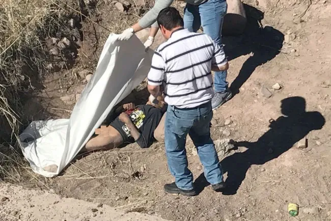 Localizan hombre a un lado de las vías