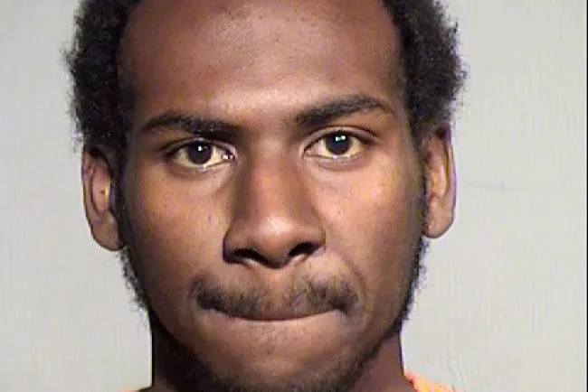 Agrede un sujeto a agentes en aeropuerto