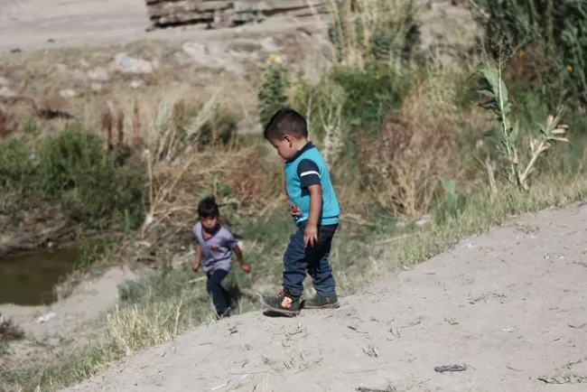 Mueren mujer y 3 niños, al parecer migrantes, en frontera México-EU