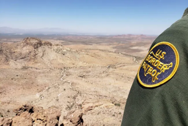 Disparan contra muro metálico