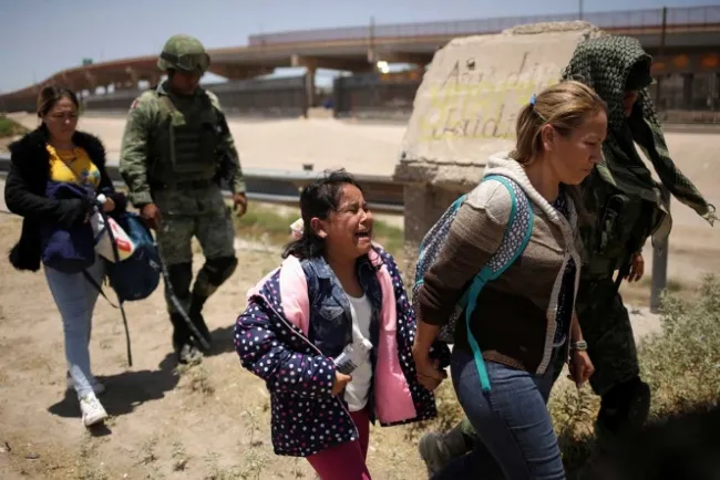 México ayuda más en la frontera que los demócratas: Pence