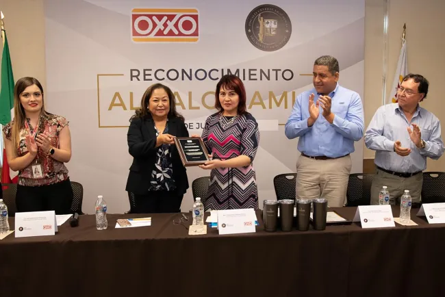 OXXO ENTREGA EL RECONOCIMIENTO AL VALOR AMIC EN HERMOSILLO, SONORA