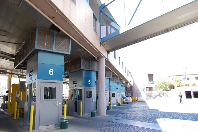 Le ejecutan una orden de arresto