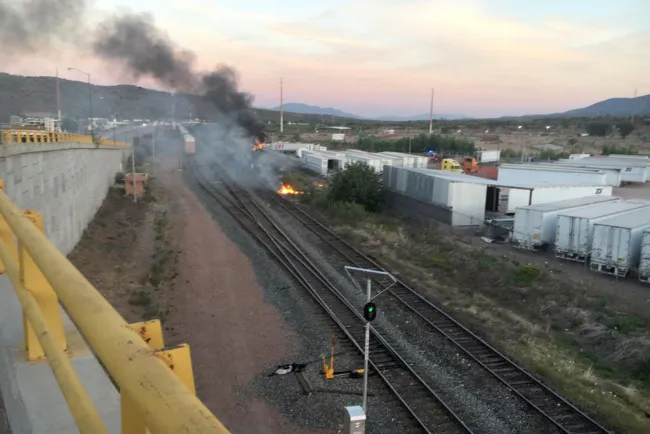 Arrasa incendio con dos tractocamiones
