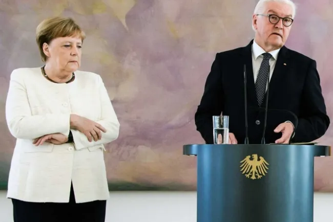 Sufre Merkel, otra vez, temblores en ceremonia