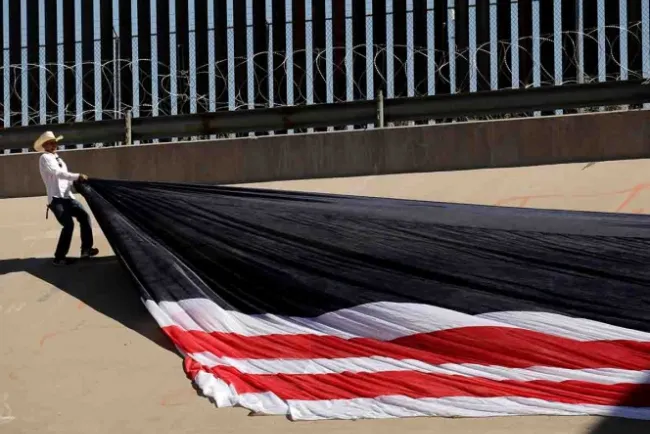 Otorgan contrato para construir otra sección del muro de Trump