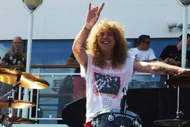 Exbaterista de Guns N'Roses intenta suicidarse con puñalada