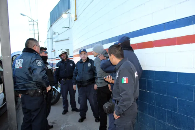 Arrestan a menor con droga y arma blanca