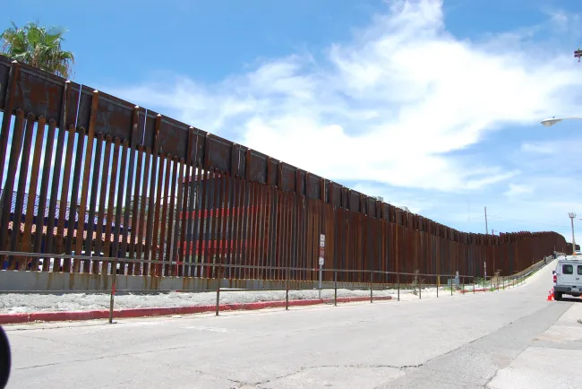 Inicia construcción del muro