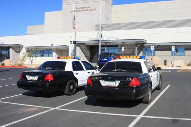 Agrede a esposa cuando conducía