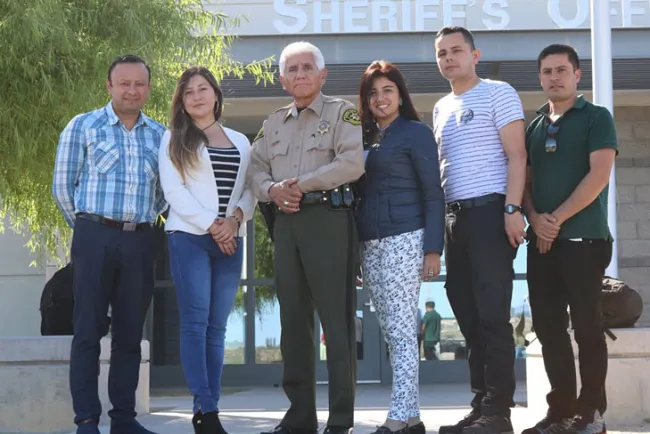 Visitan colombianos la frontera