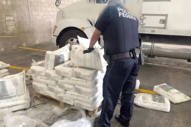 Decomisan media tonelada de cristal