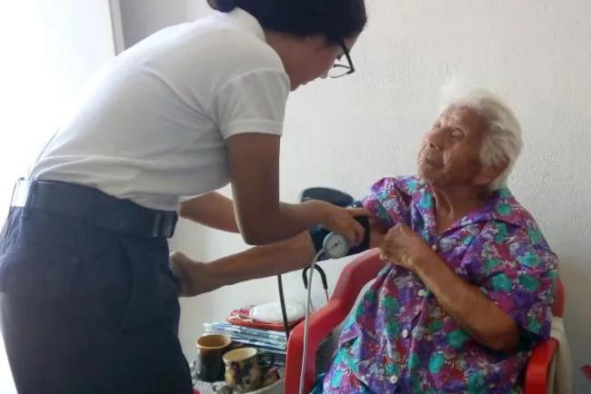 Detectan personas sin servicio médico