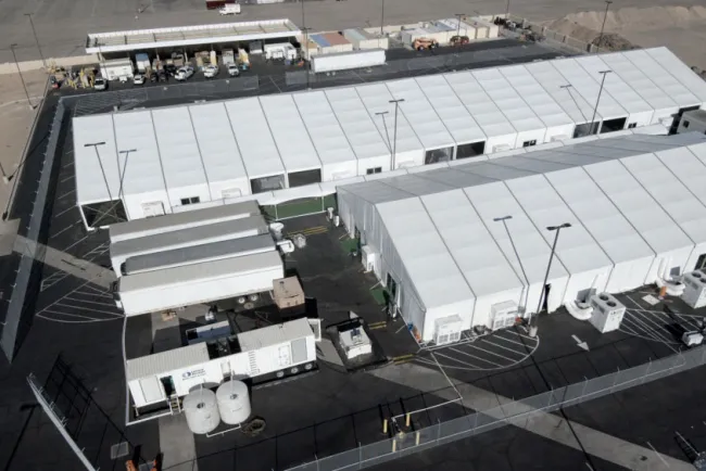 En actividad campamento temporal para los migrantes