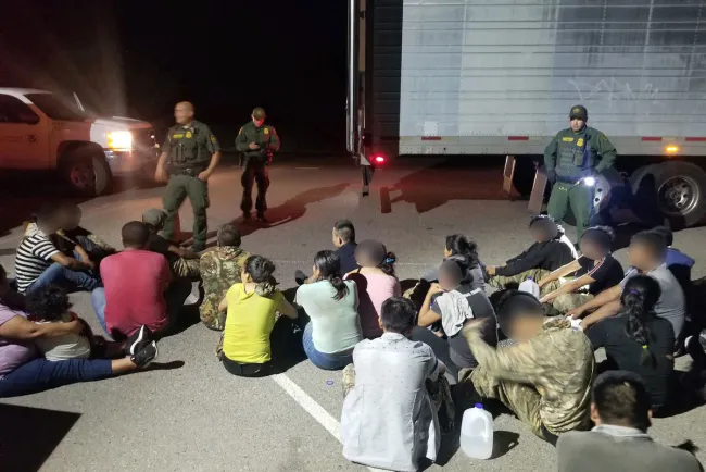 Detenido con 33 indocumentados