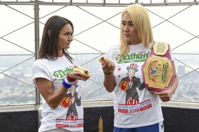 Se come 26 hot dogs en concurso