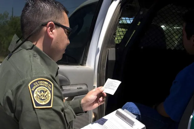 Aflora racismo en Aduanas de EU