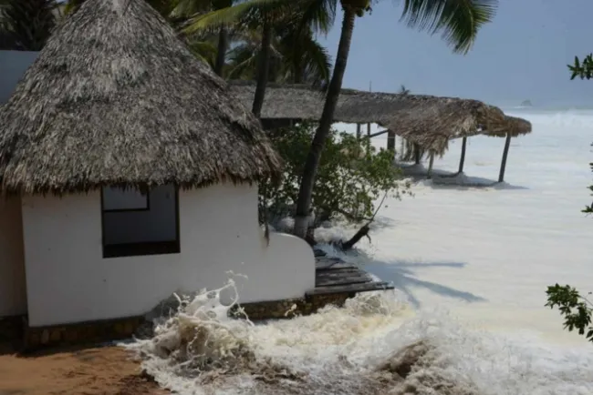 Alertan por mar de fondo en costa de Oaxaca