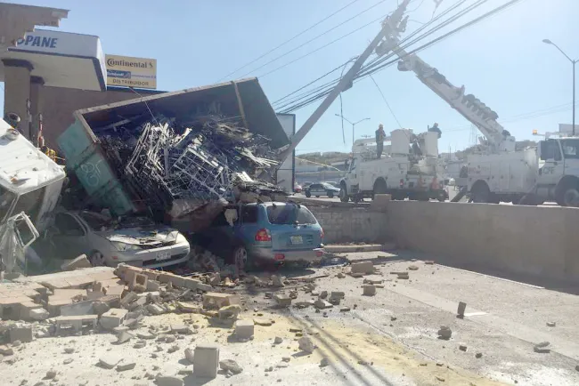 Aparatosa volcadura provoca daños a vehículos