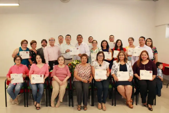 Reciben cédulas de especialidad