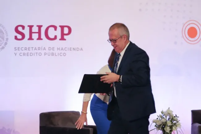 Carlos Urzúa renuncia a la Secretaría de Hacienda