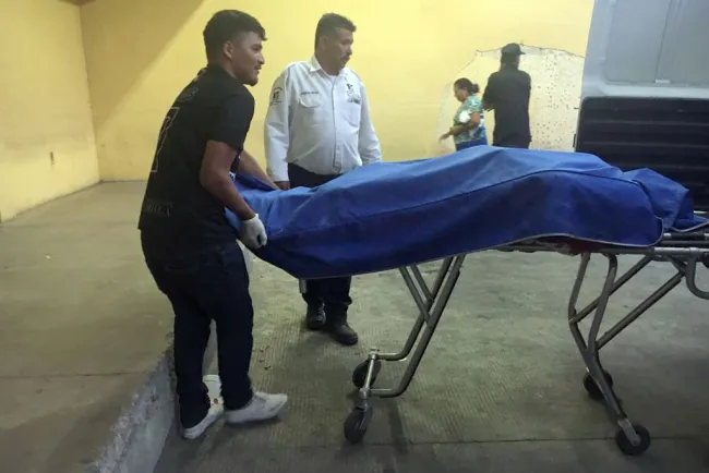 Muere baleado en lavado de autos