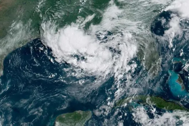 Emiten alerta en EU por probable huracán en el Golfo de México