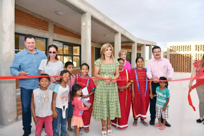 Entrega Gobernadora Pavlovich Villas del Papa Francisco para niñez migrante