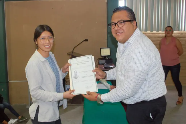 Reciben estudiantes de Conalep títulos
