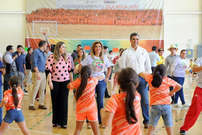 Convive Gobernadora con niños en campamento