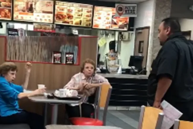 ¡Lárgate a México si hablas español! Gritan mujeres racistas en EU