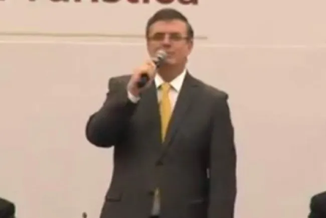 Series de narcos dañan la imagen de México: Ebrard