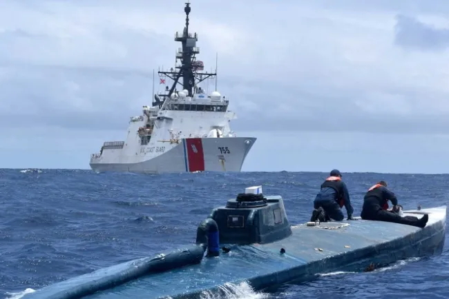 Furiosa persecución de narcosubmarino acaba en captura