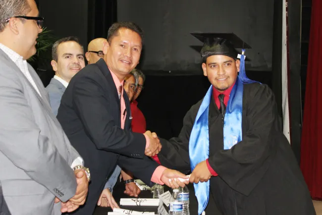 Gradúan quince jóvenes especiales en Educación Media