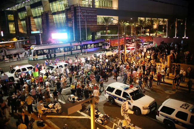 Protestan por redadas de migrantes en Arizona