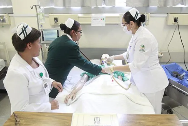 Busca IMSS profesionalizar a empleados de enfermería