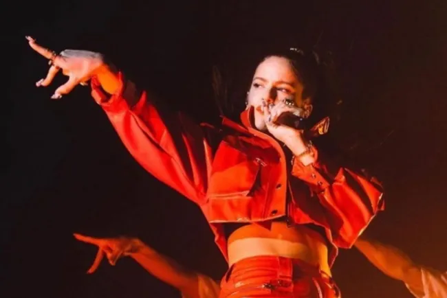 'Usar piel animal es arte'; destrozan a Rosalía en redes