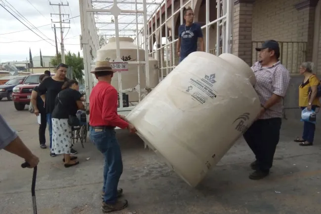 Reciben 30 familias tinacos a bajo costo