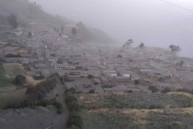 Volcán en erupción deja miles de afectados en Perú y Bolivia