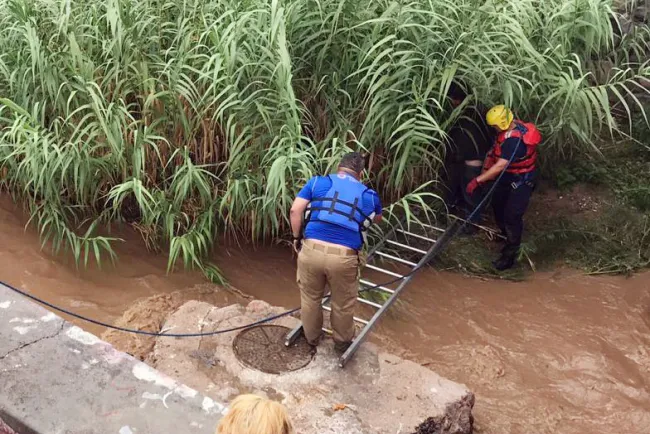 Rescatan a persona de las aguas broncas