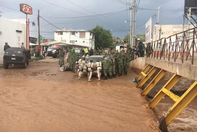 Arrastra arroyo varios vehículos