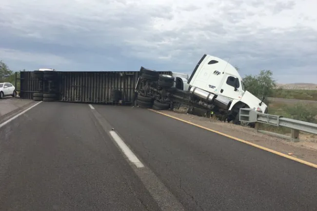 Vuelca tractocamión en carretera