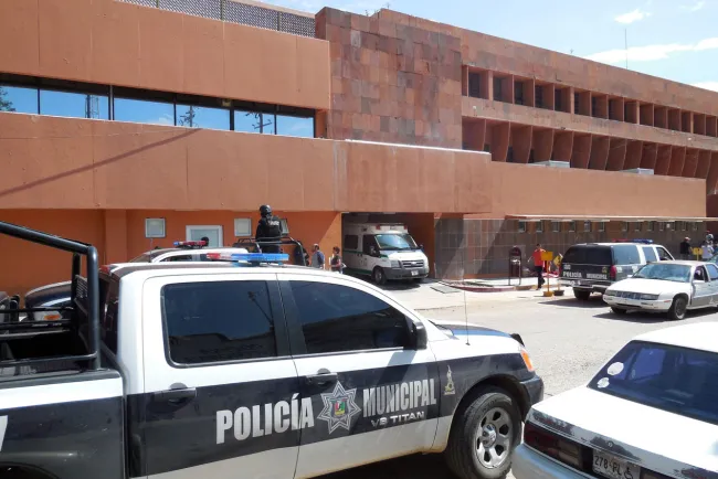 Recibe empleada balazo en asalto