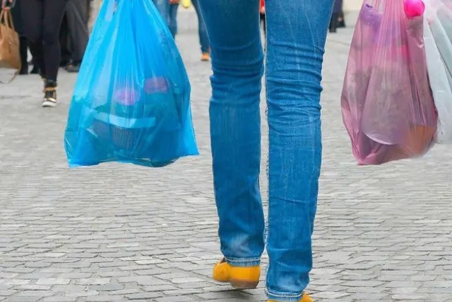 Prohibir bolsas de plástico no resolverá daño ecológico, dicen