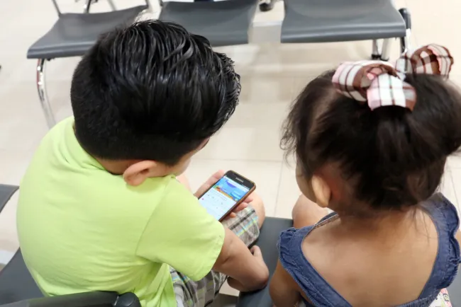 Alertan sobre retos virales entre los niños