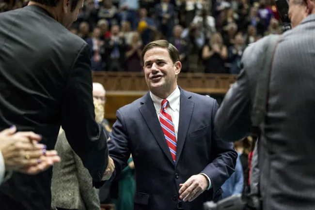 Veta Gobernador Ducey legislación sobre celular