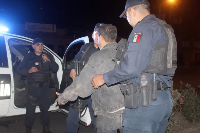 Asalta pareja un expendio de licores