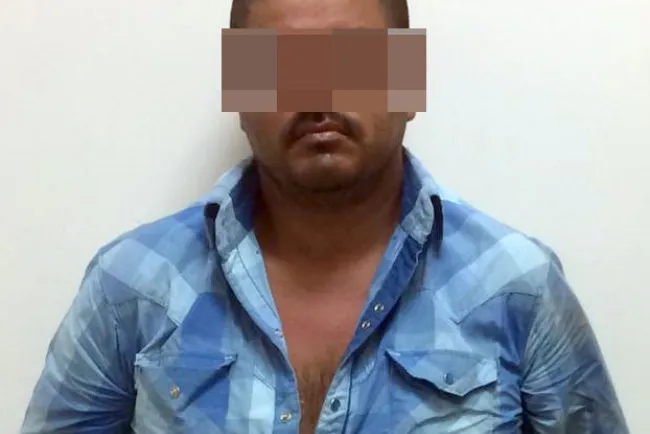 Detienen a sujeto con vehículo robado y droga